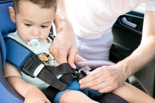 Bố mẹ nào cũng nên biết kỹ năng để đảm bảo an toàn cho trẻ nhỏ khi đi ô tô Ảnh 1