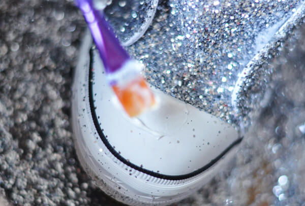 Lột xác cho đôi giày sneaker của bạn với 5 hướng dẫn custom giày DIY cực hay ho Ảnh 10