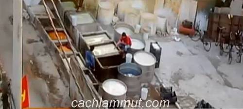 Một xưởng sản xuất mứt kẹo lớn nhất tại làng mứt Xuân Đỉnh, quận Từ Liêm (HN). Ảnh cắt từ clip VTV.